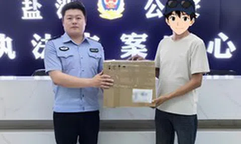 Phát hiện gói hàng chứa 503 triệu tiền mặt cùng 8 chiếc điện thoại chưa bóc seal, shipper báo công an