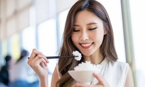 Ăn cơm thế nào để không dễ tích mỡ? Bác sĩ chỉ 3 cách ăn tinh bột để kiểm soát cân nặng