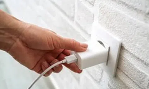 5 thiết bị không nên cắm điện qua đêm, nhiều gia đình dùng xong vẫn quên ngắt nguồn, rút phích cắm