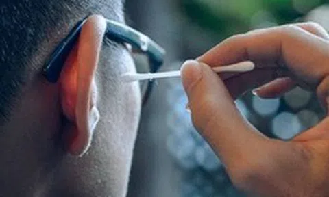 Lời khuyên cho người cứ ngứa là ngoáy tai