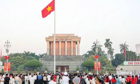 Hà Nội: Người dân rộn ràng xuống phố mừng Quốc khánh 2/9