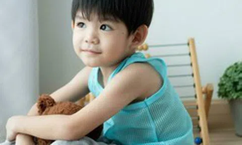 Vì sao có những đứa trẻ trông chẳng giống bố cũng chẳng giống mẹ? Di truyền học giải thích thế này!