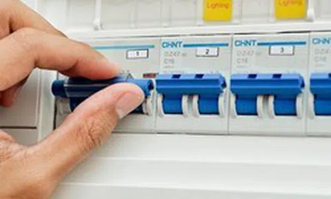 Lời khuyên cho những gia đình hay tắt điều hòa bằng cách gạt aptomat