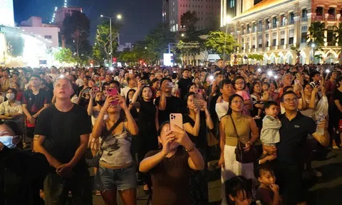 "Biển người" xem pháo hoa mừng Quốc khánh 2/9