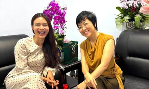 NSND Phạm Phương Thảo tặng quà cho MC Thảo Vân, diễn viên Quỳnh Nga tâm trạng