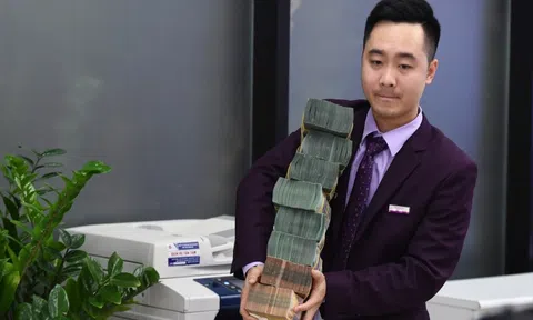 Tiền đổ vào ngân hàng, tăng trưởng huy động bất ngờ vượt cho vay
