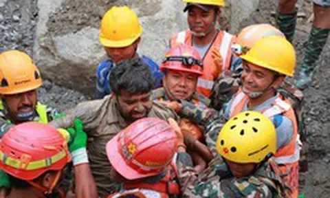 Phép màu sau 9 ngày dưới lòng núi Nepal: Đội cứu hộ nghe thấy tiếng người trong đường hầm, 2 công nhân được giải cứu thành công
