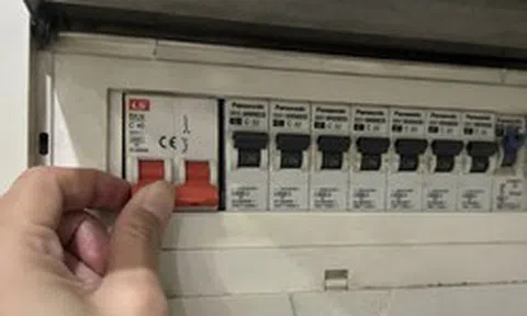 Ra khỏi nhà cả ngày có nên ngắt aptomat tổng không?