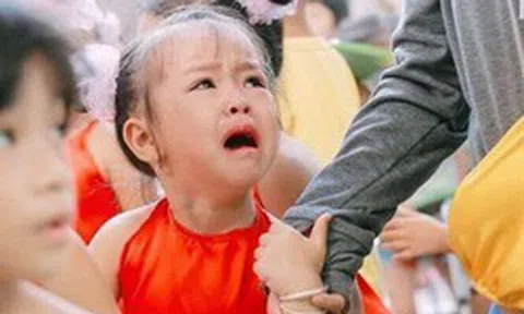 Trẻ đi mẫu giáo sẽ khóc bao lâu? Cha mẹ đừng hoảng, nỗi lo xa cách thường trải qua 3 giai đoạn