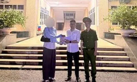 Công an xác minh 1 tỷ tiền mặt cùng nhiều giấy tờ tại quán cà phê ở Hà Nội: Một người phụ nữ được mời lên làm việc