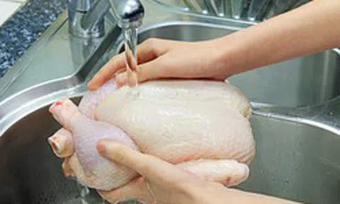 Lời khuyên cho những gia đình có thói quen rửa thịt gà dưới vòi nước trước khi nấu