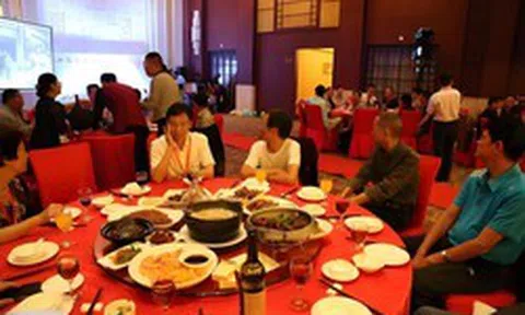 Họp lớp, 5 người thu nhập hơn 3 tỷ đồng/năm ngồi riêng một bàn, lớp trưởng hỏi "Các ông chủ bao cả nhóm nhé?" thì không ai lên tiếng