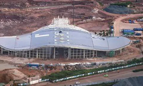 Việt Nam sắp hoàn thành công trình VIP để đón các nguyên thủ: Sàn 8.500m2, dùng lượng nhôm tương đương hơn 150 tấn, mái được ví như “đại bàng biển bằng thép”