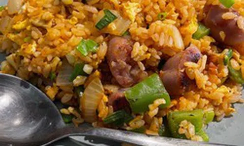 Cả nhà cùng mắc tiểu đường dù không ai mê đồ ngọt, bác sĩ chỉ đích danh 2 món cực quen "bơm đường" vào máu