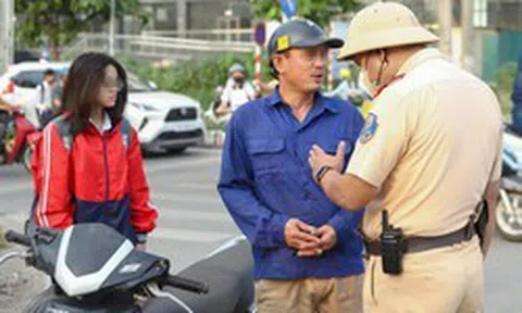 Đưa con đến trường nhưng để 'đầu trần', phụ huynh bị CSGT Hà Nội xử lý