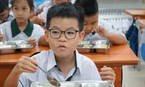 'Soi' bữa ăn bán trú đầu tiên của học sinh TPHCM sau sáp nhập trường lớp