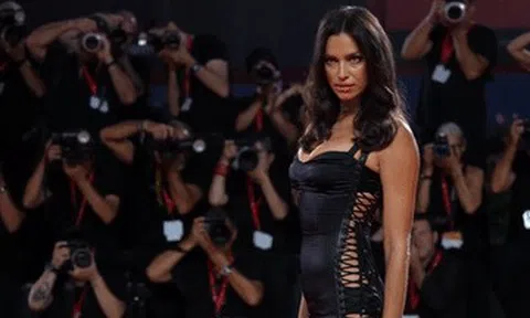 Tình cũ người mẫu của Ronaldo tuổi 40 vẫn sexy hết nấc