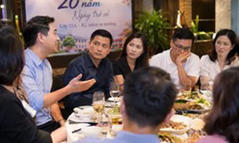Họp lớp, nhóm thu nhập cao ngồi riêng 1 bàn, lời đề nghị của bạn học khiến cả tất cả "đứng hình"
