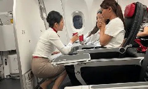 Giữa chuyến bay, nữ hành khách hoảng loạn cầu cứu: 2 nữ bác sĩ và tổ bay cùng làm một việc đặc biệt