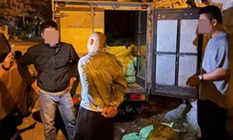 Công an kiểm tra lúc 4 giờ 30 phút, phát hiện "bí mật" bên trong chiếc xe tải đỗ ven đường