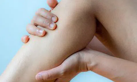 5 dấu hiệu ở chân có thể cảnh báo thận đang “lâm nguy”: Có biểu hiện nhiều người tưởng do mệt