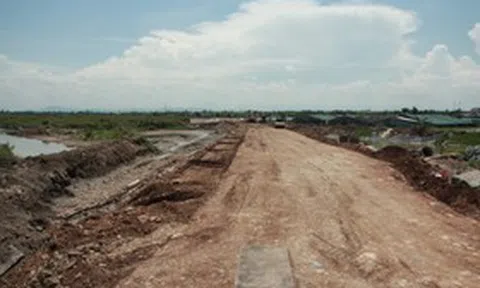 Tuyến đê 182 tỷ đồng "chạy đua" tiến độ sau thời gian tạm dừng vì vướng mặt bằng