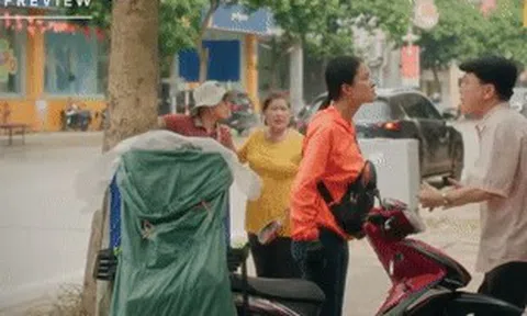 'Đội bóng nữ làng Xuân' tập 4: Minh bênh vực chị Đào vì bị sỉ nhục giữa đường