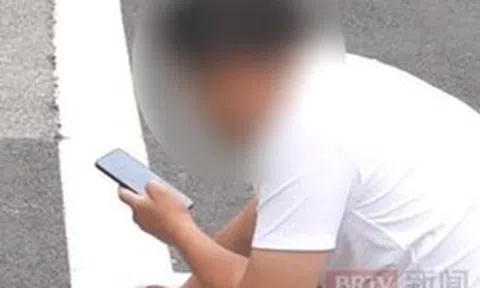 Vừa đi xe vừa họp video dẫn đến tai nạn đâm vào ô tô, người đàn ông vẫn tiếp tục làm việc không ngừng giây nào