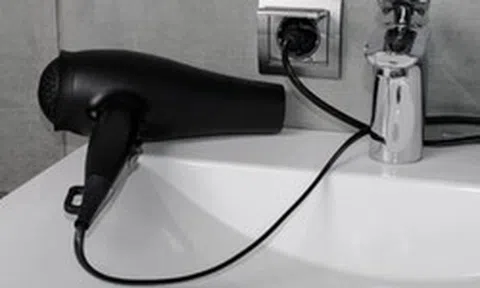 Lời khuyên cho người hay tắt máy sấy tóc bằng cách rút phích cắm
