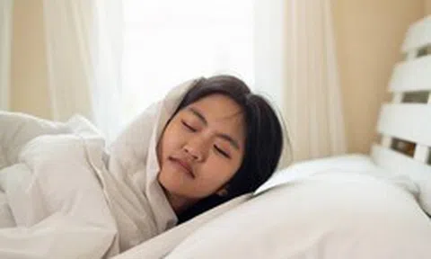 Ngủ 8 tiếng vẫn đau lưng, cứng cổ: 2 tư thế tưởng vô hại nhưng có thể khiến cột sống bị vặn suốt đêm