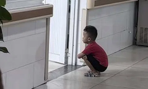 Cảnh tượng bất ngờ trước cửa phòng sinh ở bệnh viện, 2 triệu lượt xem