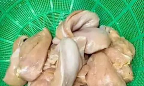 Hà Nội: Phụ huynh phát hiện gà, tôm bốc mùi được đưa đến trường để chế biến cho học sinh