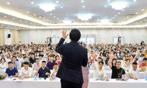 Dừng bán khóa học, doanh thu công ty dạy làm giàu giảm 90%