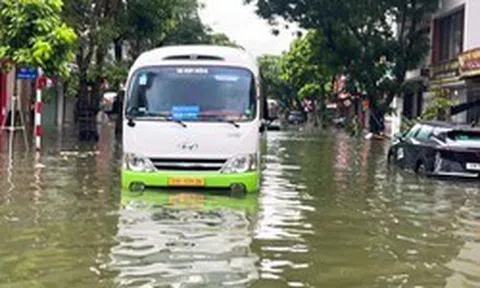 Hà Nội mưa tầm tã suốt đêm, những điểm nào đang ngập?