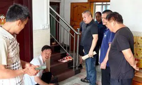 Đang thay giày, người đàn ông phát hiện điều lạ dưới nền nhà, gọi thợ kiểm tra rồi tái mặt
