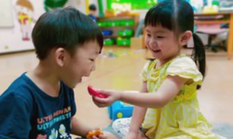 Giáo viên mầm non tiết lộ: Những đứa trẻ được bạn bè yêu quý ở trường thường có 5 điểm chung