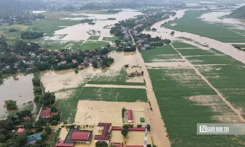 Nước sông Bưởi dâng cao, hàng trăm ngôi nhà ở Thanh Hóa chìm trong biển nước
