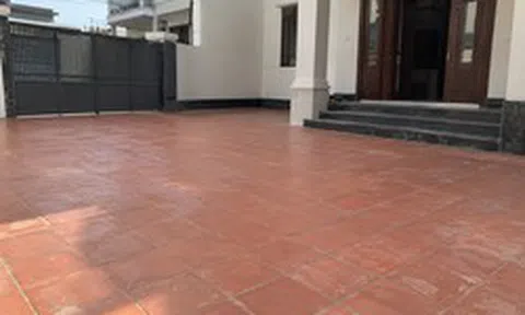 Vì sao ngày càng nhiều gia đình không còn dùng gạch đỏ lát toàn bộ sân? 2 vật liệu mới đang dần thay đổi diện mạo sân nhà