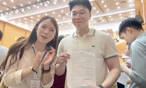 Bắt gặp Khánh Vy bên cạnh nam bác sĩ nội trú điển trai Nguyễn Bùi Quốc Anh - người đầu tiên lựa chọn Ngoại khoa tại Match Day