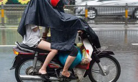 Mặc áo mưa khi đi xe máy: 5 cách tưởng giúp chống ướt tốt hơn lại có thể gây thêm rắc rối