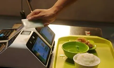 Một trường đại học phát hiện sinh viên khó khăn bằng lịch sử ăn uống, âm thầm gửi tiền suốt 10 năm