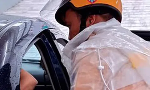 Giữa mưa lớn, hành động của CSGT Hà Nội gây sốt