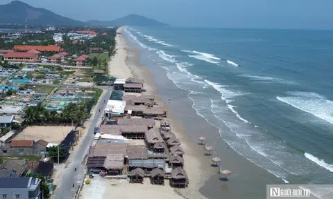 Chùm ảnh: Hàng quán lấn bãi biển ở "vịnh đẹp thế giới" trước ngày bị tháo dỡ
