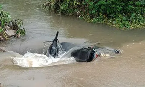 Đã tìm thấy thi thể nam sinh mất tích khi đi qua đường ngập ở Hà Nội