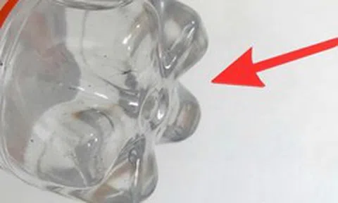Vì sao đáy chai nhựa thường lồi lõm?