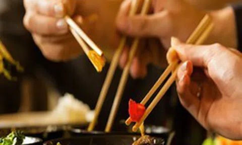 4 thói quen dùng đũa cần bỏ ngay
