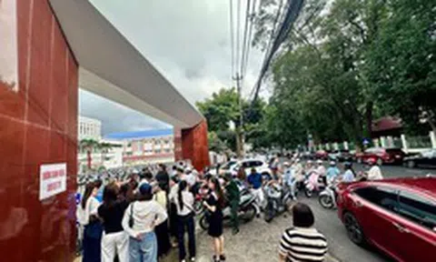 Đắk Lắk: Đến họp phụ huynh trễ, nhiều người phải đứng ngoài cổng trường