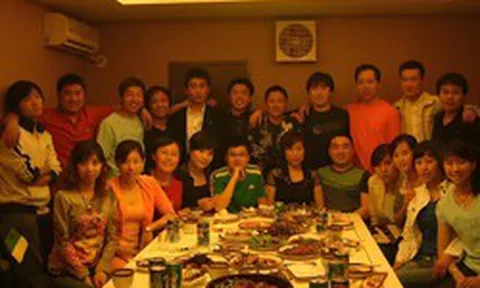 Họp lớp hết gần 35 triệu đồng, người giàu trong lớp tranh nhau thanh toán, bạn học đang làm ở nhà hàng đứng ra nói đúng 7 chữ