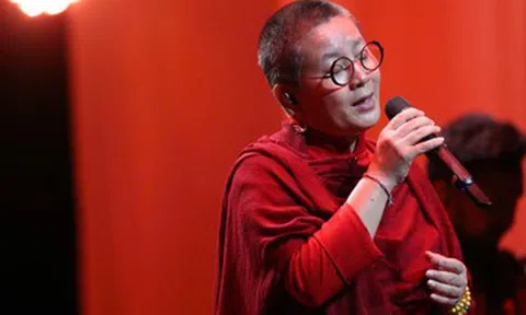 Khán giả hòa giọng cùng sư cô Ani Choying Drolma ở Nhà hát Hồ Gươm