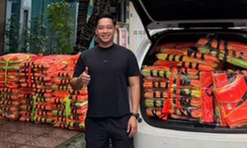Chàng trai bỏ tiền treo 200 áo phao trên các cây cầu ở Hưng Yên